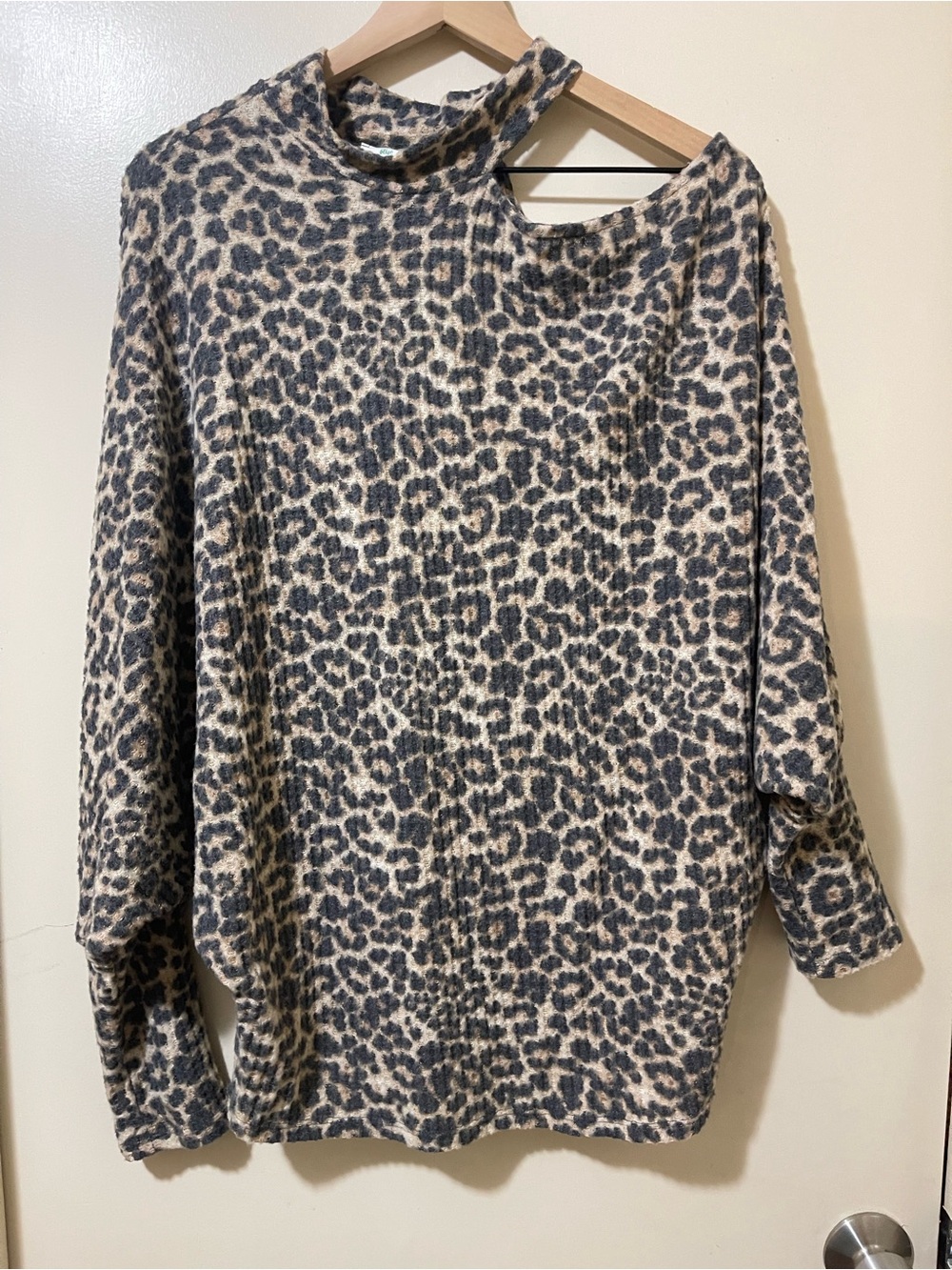 Blue Buttercup Leopard Print Long Sleeve Women’s Sweater Cream & Gray Size Large